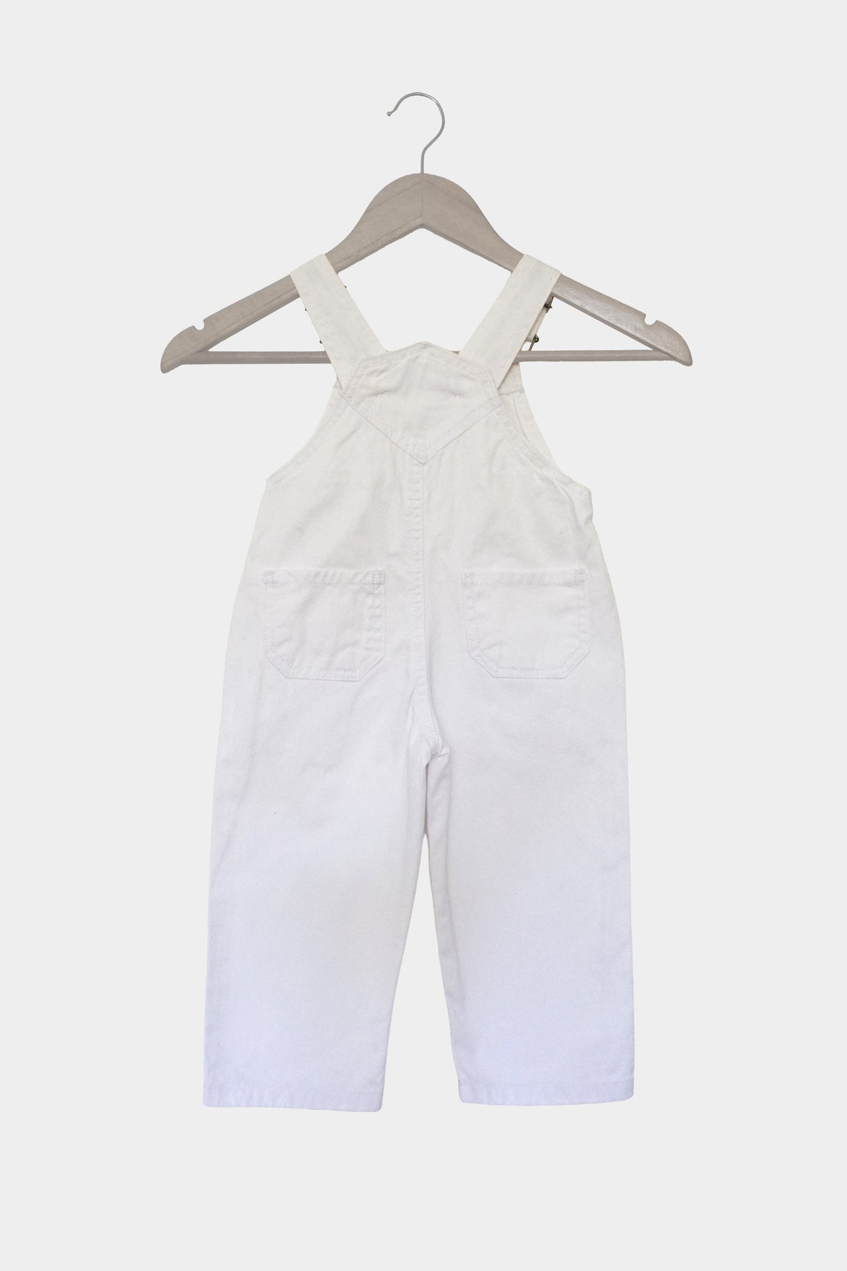 Jardinera de mezclilla unisex para niñas y niños (1–6 años) – Blanca